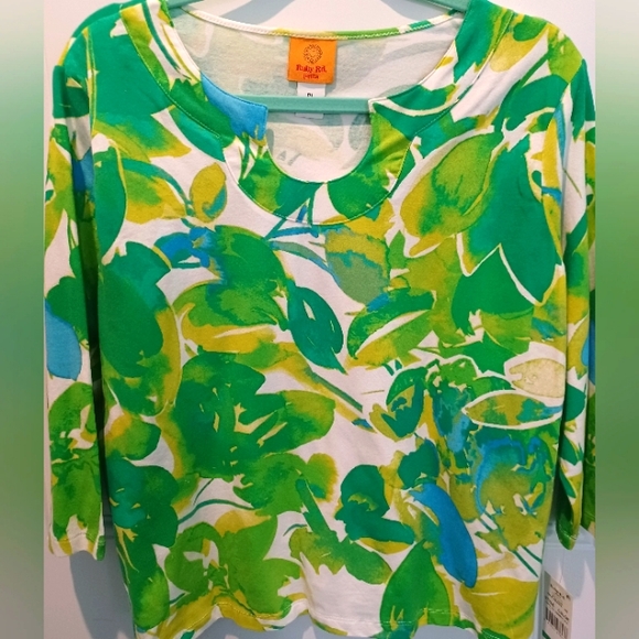 NWT--RUBY ROAD SPRING GREEN FLORAL PETITE LARGE TOP! - Picture 1 of 3